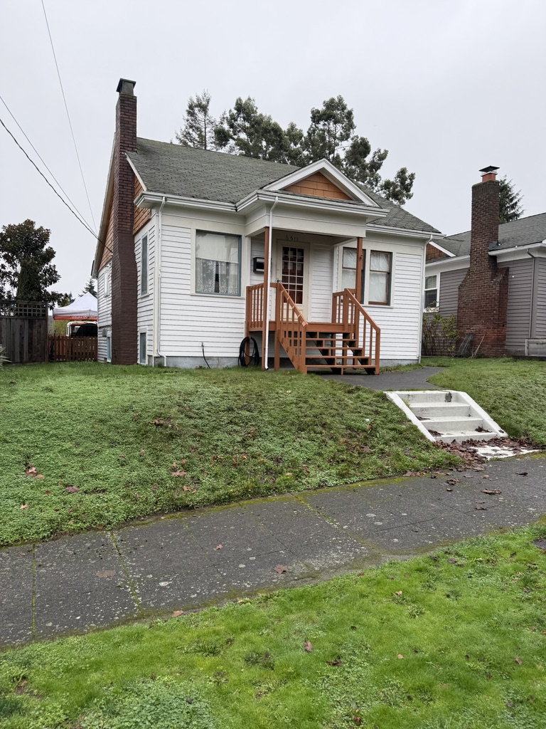Original room before renovation